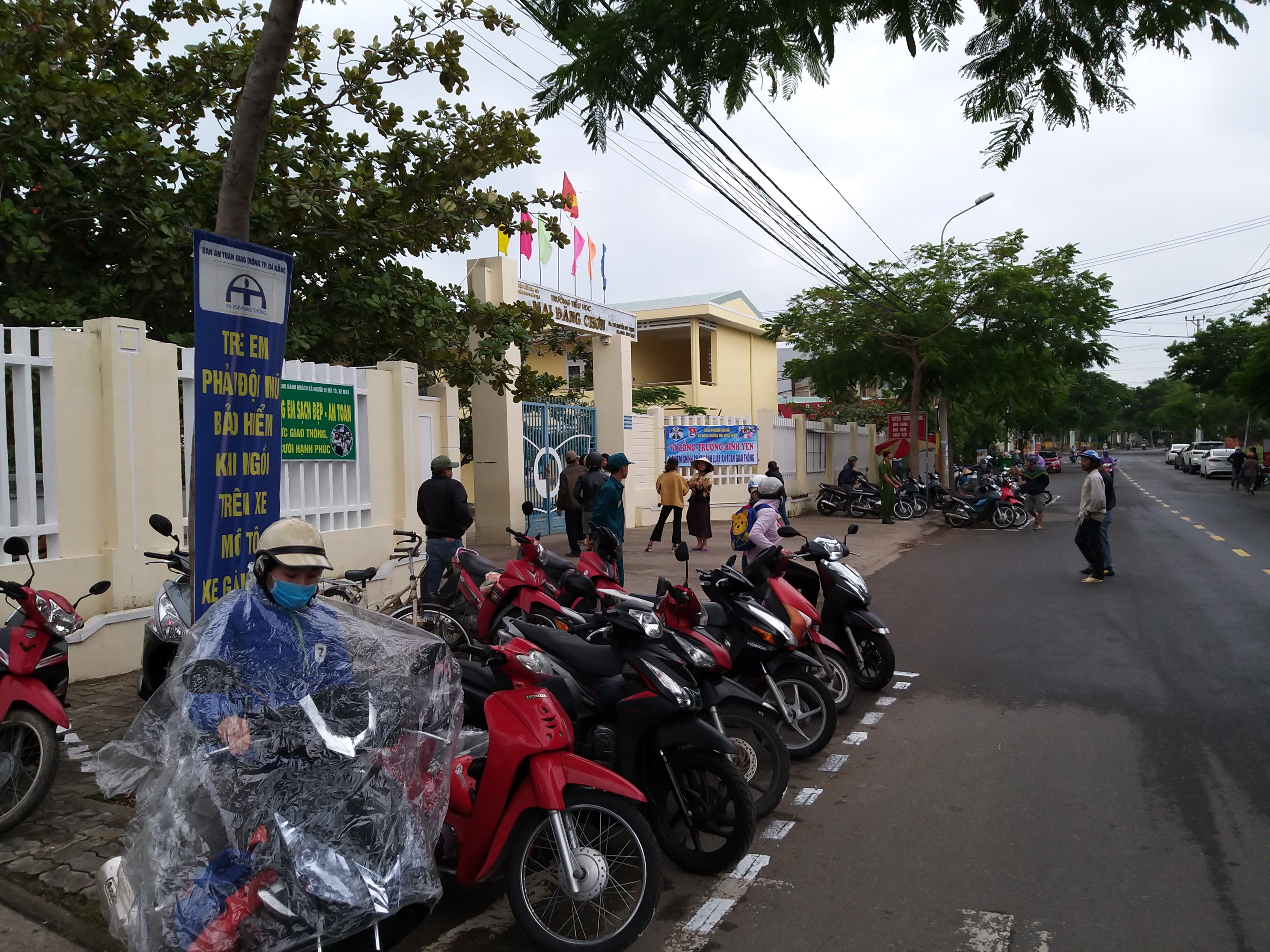 Đoàn phường Hòa Hải ra quân thực hiện Vì cổng trường bình yên.