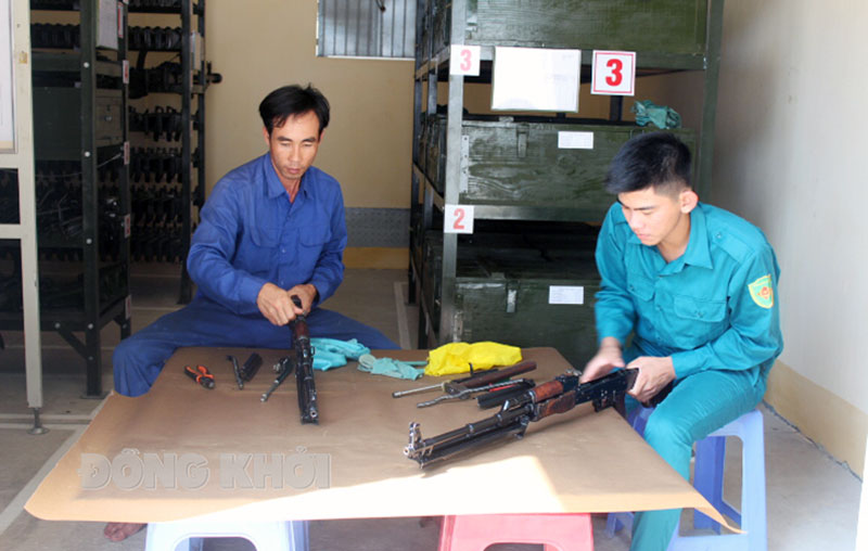 Thượng úy chuyên nghiệp Lê Văn Minh tiêu biểu trong công tác kỹ thuật