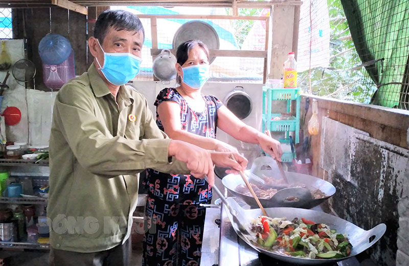 Ông Mười Phính nhiệt tình hỗ trợ công tác phòng chống dịch Covid-19