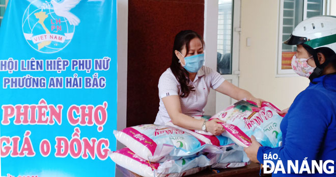 Phụ nữ thành phố làm theo Bác