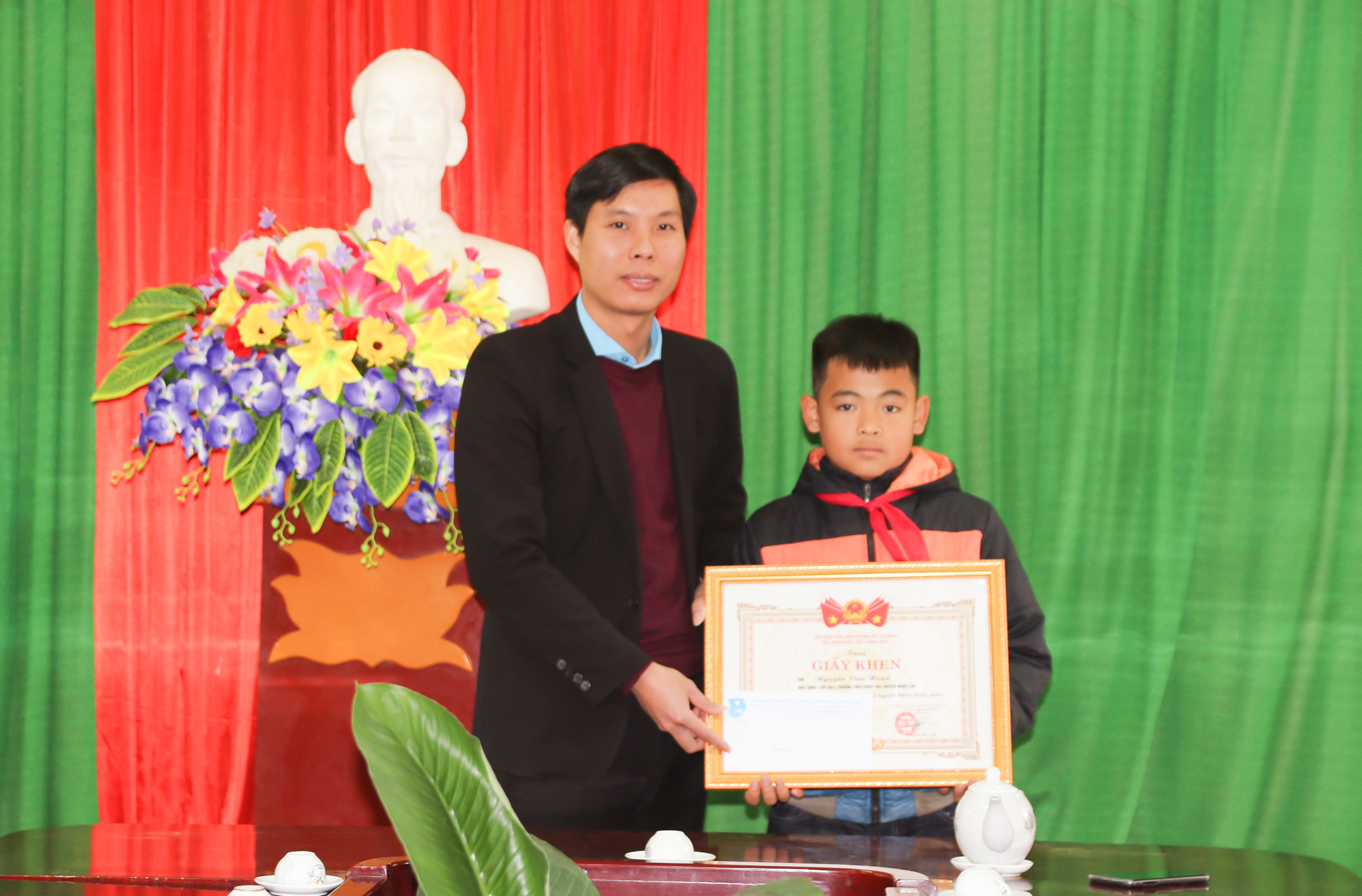 Khen thưởng học sinh dũng cảm cứu người
