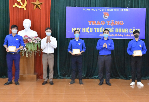 Trao tặng huy hiệu dũng cảm cho 3 thanh niên cứu người