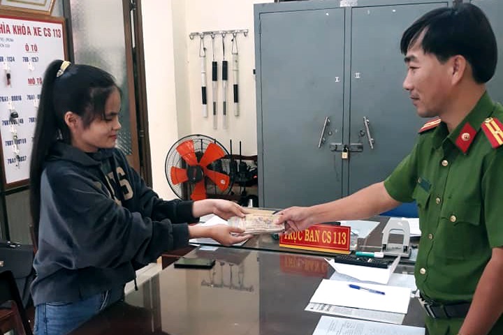 Nữ sinh viên 5 tốt nhặt được của rơi trả lại người mất