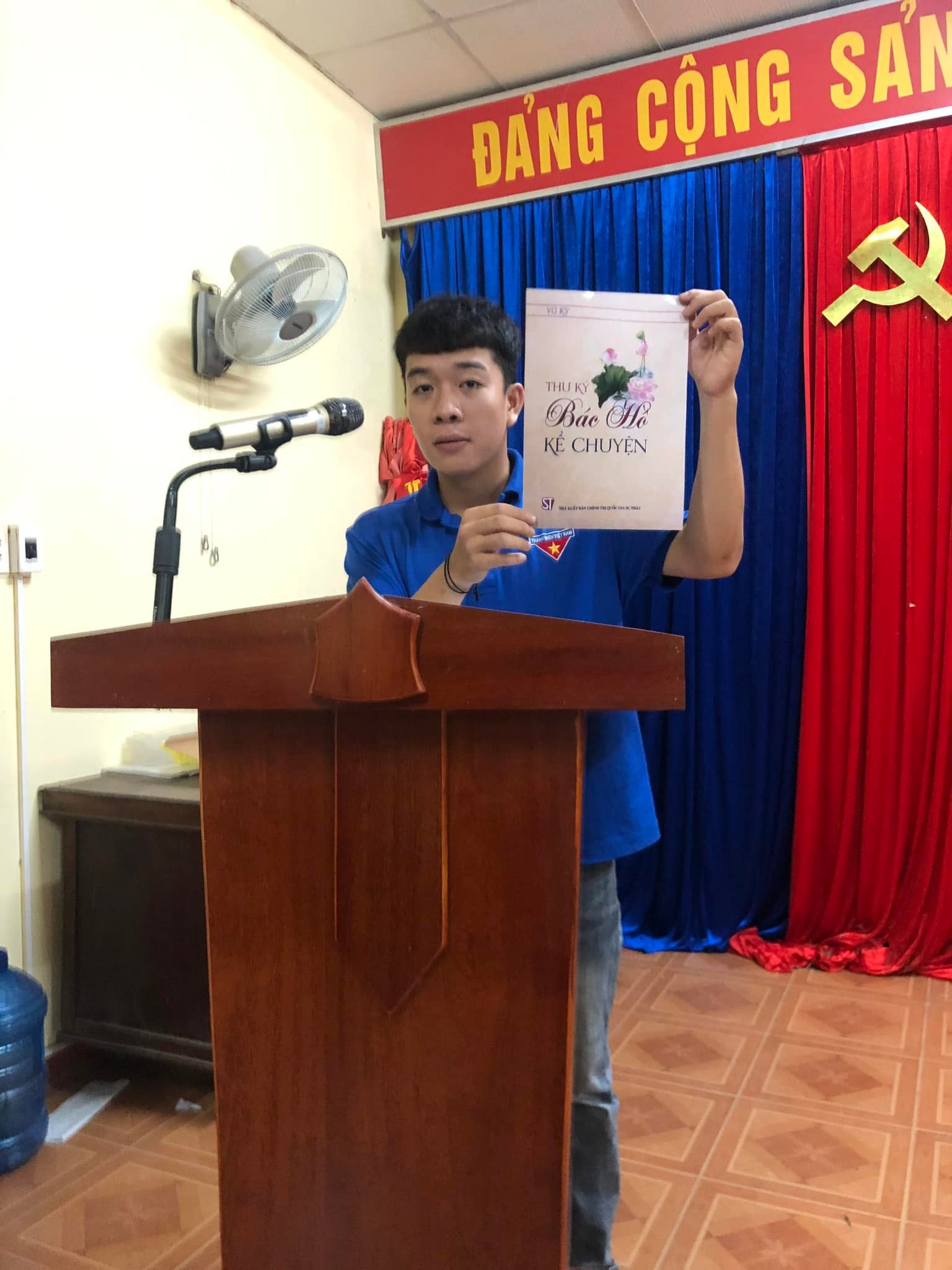 CỤM CHI ĐOÀN KHÁI TÂY - KHÁI 2B TRIỂN KHAI SINH HOẠT CHỦ ĐIỂM THẢO LUẬN GIỚI THIỆU CÁC CUỐN SÁCH VIẾT VỀ BÁC HỒ THÁNG 12
