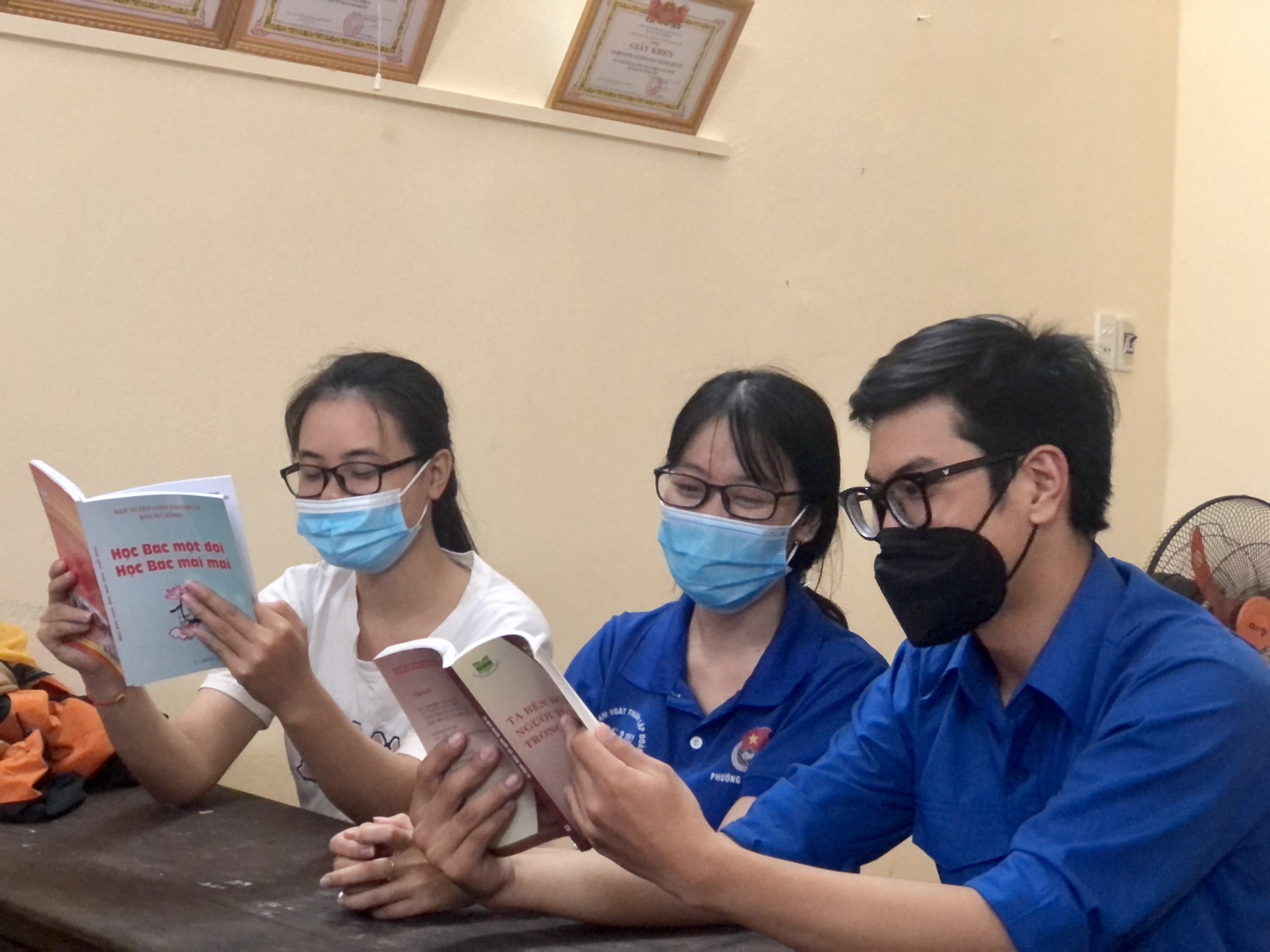 CỤM CHI ĐOÀN KHÁI TÂY - KHÁI 2B TRIỂN KHAI SINH HOẠT CHỦ ĐIỂM THẢO LUẬN GIỚI THIỆU CÁC CUỐN SÁCH VIẾT VỀ BÁC HỒ THÁNG 02