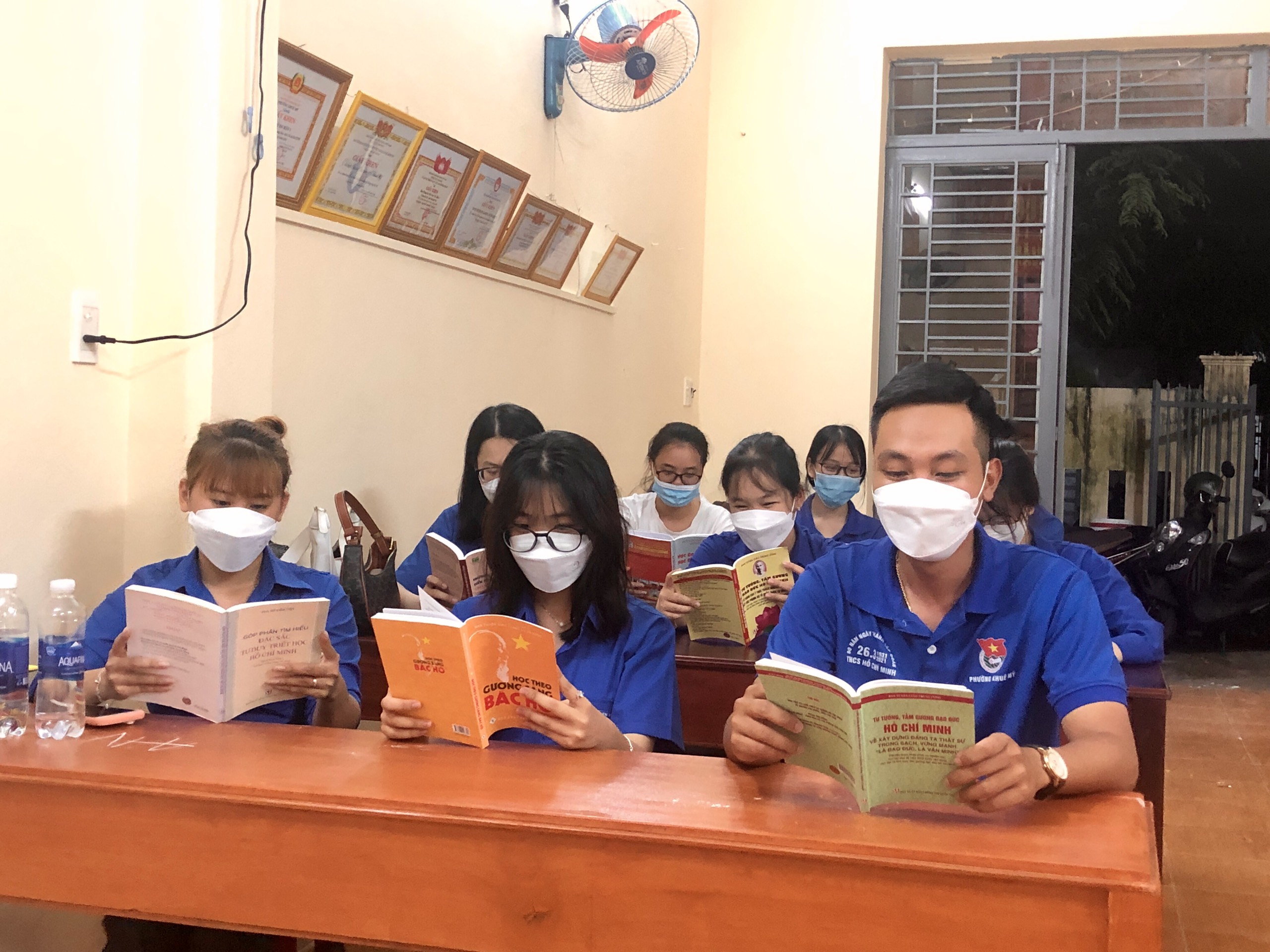 CỤM CHI ĐOÀN KHÁI TÂY - KHÁI 2B TRIỂN KHAI SINH HOẠT CHỦ ĐIỂM THẢO LUẬN GIỚI THIỆU CÁC CUỐN SÁCH VIẾT VỀ BÁC HỒ THÁNG 03