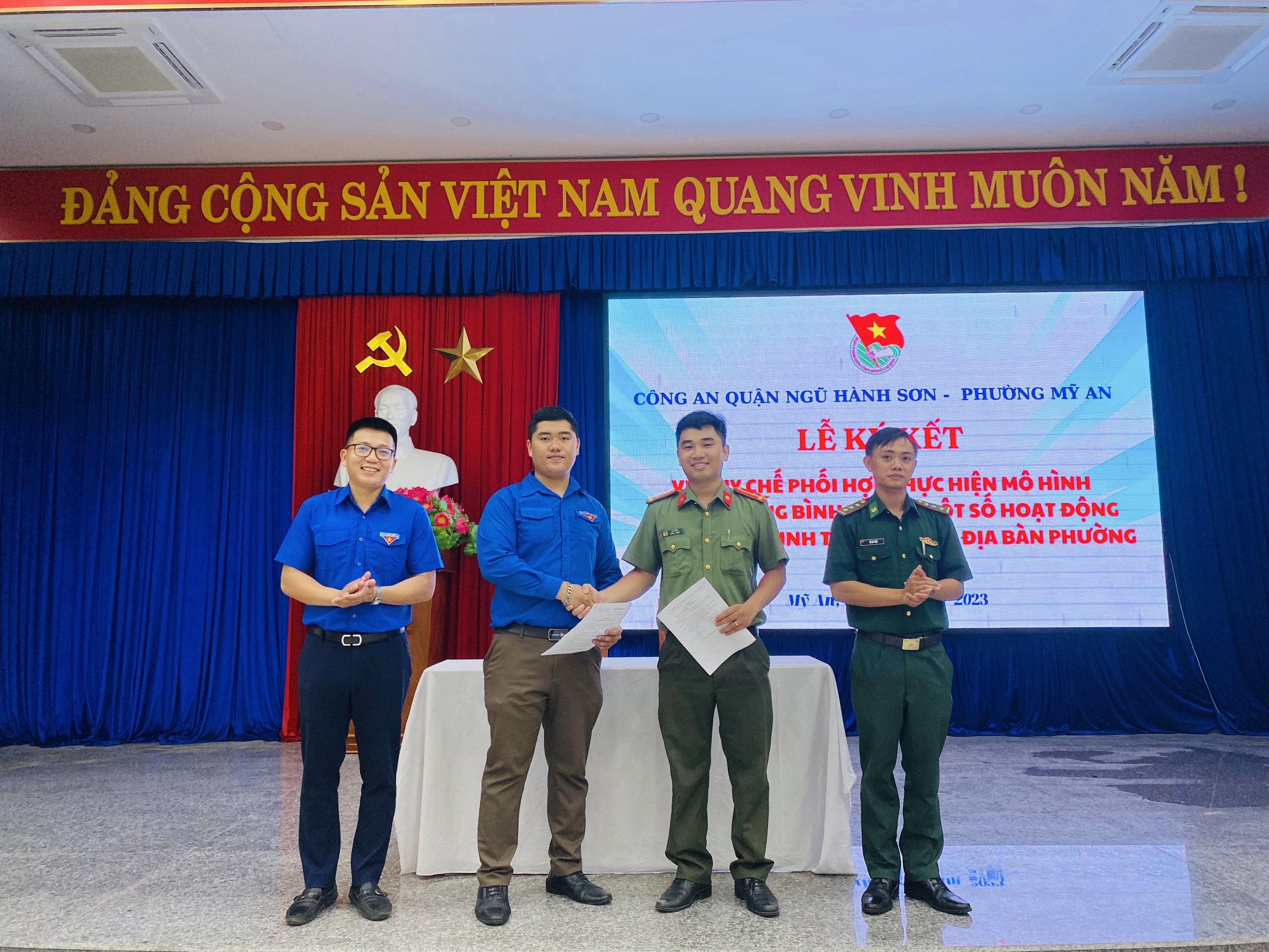 QUẬN ĐOÀN NGŨ HÀNH SƠN TỔ CHỨC LỄ KÝ KẾT QUY CHẾ PHỐI HỢP THỰC HIỆN MÔ HÌNH CỔNG TRƯỜNG BÌNH YÊN VÀ MỘT SỐ HOẠT ĐỘNG GIỮ GÌN AN NINH TRẬT TỰ TRÊN ĐỊA BÀN