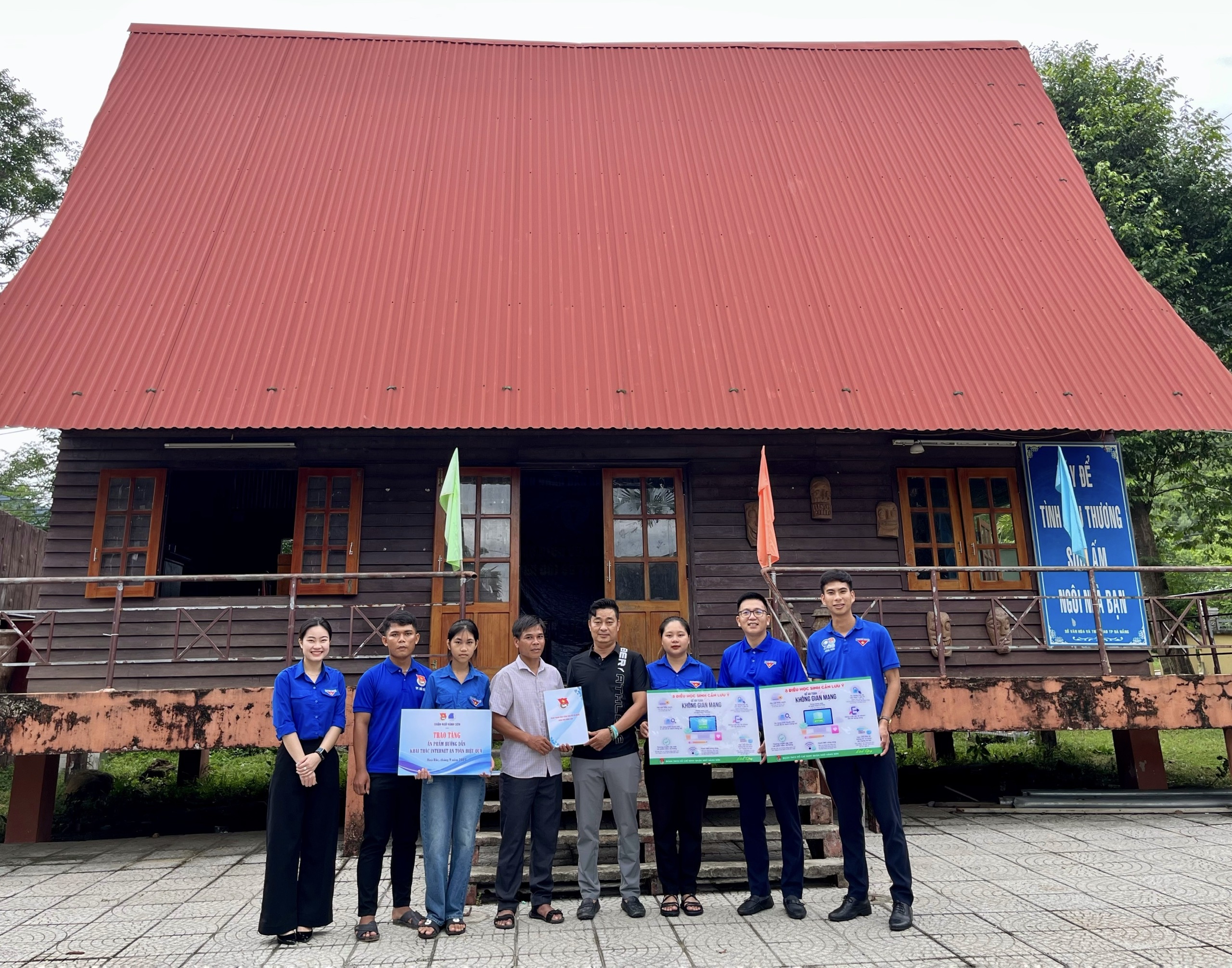 QUẬN ĐOÀN - HỘI LHTN QUẬN NGŨ HÀNH SƠN TRIỂN KHAI ĐỘI HÌNH TRI THỨC TRẺ TÌNH NGUYỆN HỖ TRỢ ẤN PHẨM HƯỚNG DẪN KHAI THÁC INTERNET AN TOÀN, HIỆU QUẢ TẠI XÃ HOÀ BẮC, HUYỆN HOÀ VANG