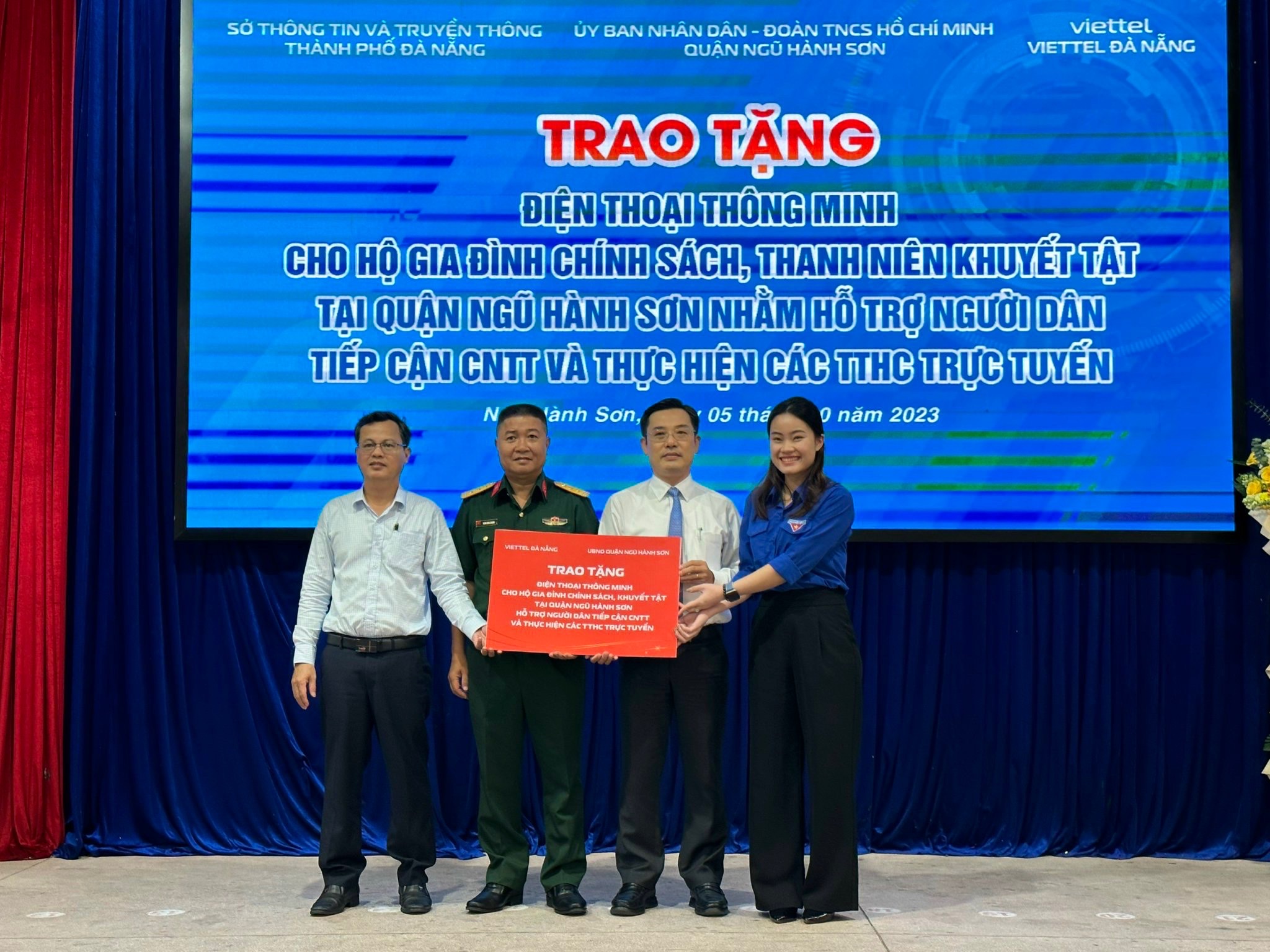QUẬN ĐOÀN - HỘI LHTN VN QUẬN NGŨ HÀNH SƠN TRAO TẶNG CÔNG TRÌNH THANH NIÊN NĂM 2023 TRỊ GIÁ 100 TRIỆU ĐỒNG