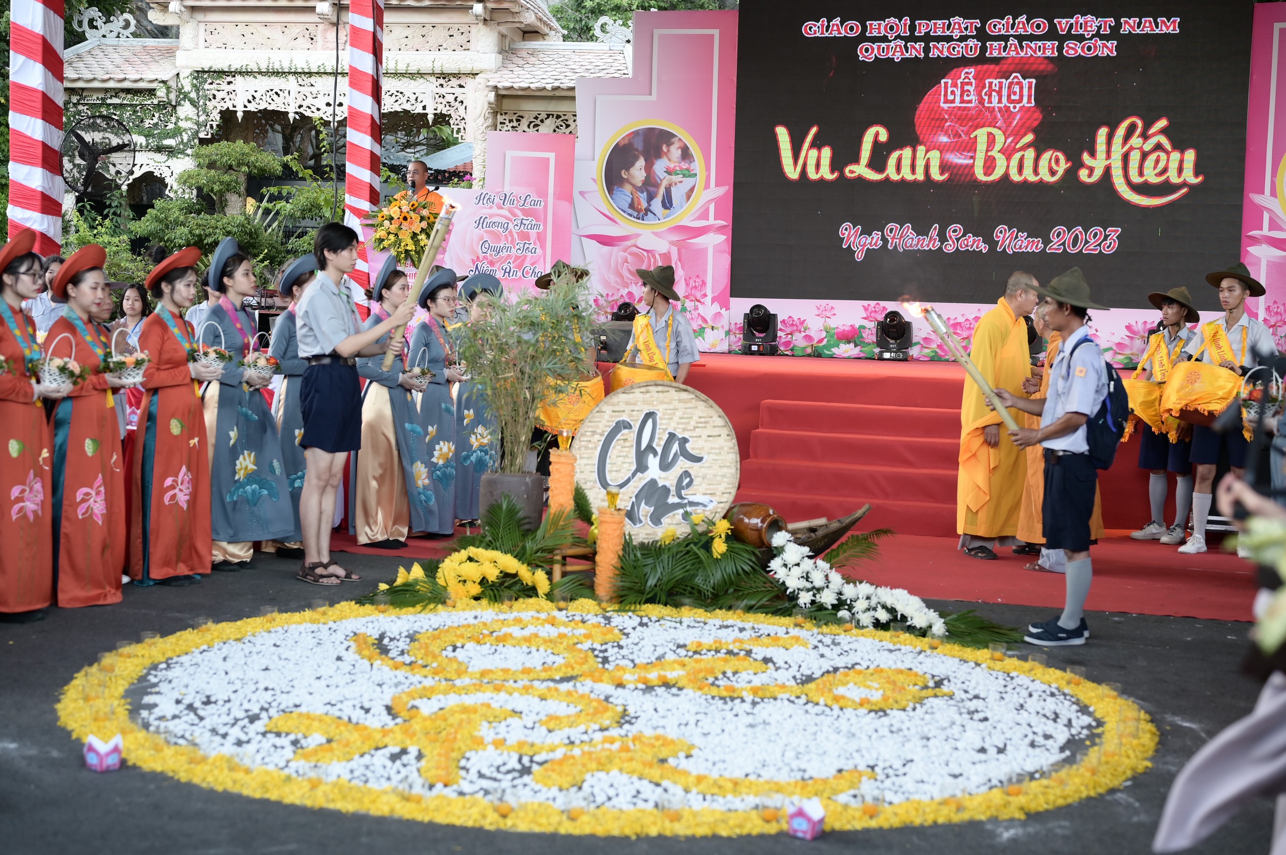 MÔ HÌNH ĐÊM HOA ĐĂNG TRI ÂN "TỨ TRỌNG ÂN" TẠI HỘI TRẠI VU LAN - BÁO HIẾU QUẬN NGŨ HÀNH SƠN NĂM 2023