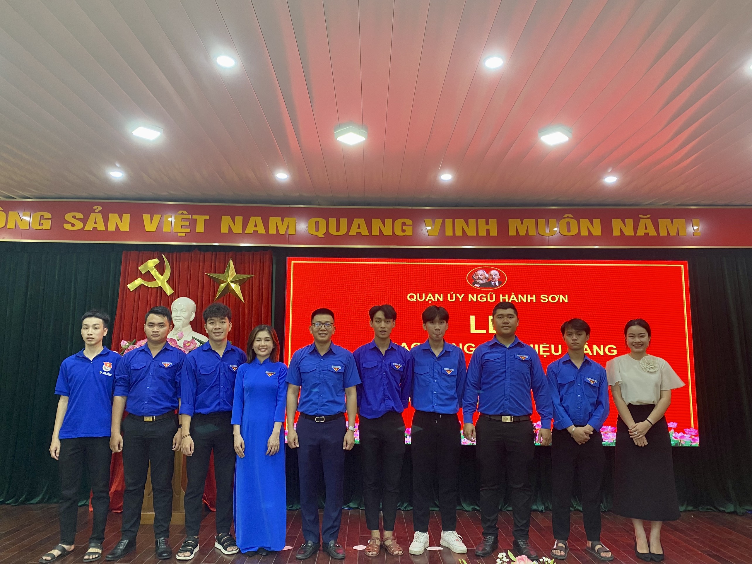 MÔ HÌNH TUỔI TRẺ NGŨ HÀNH SƠN TÍCH CỰC THAM GIA HỖ TRỢ LỄ TRAO HUY HIỆU ĐẢNG CỦA QUẬN UỶ