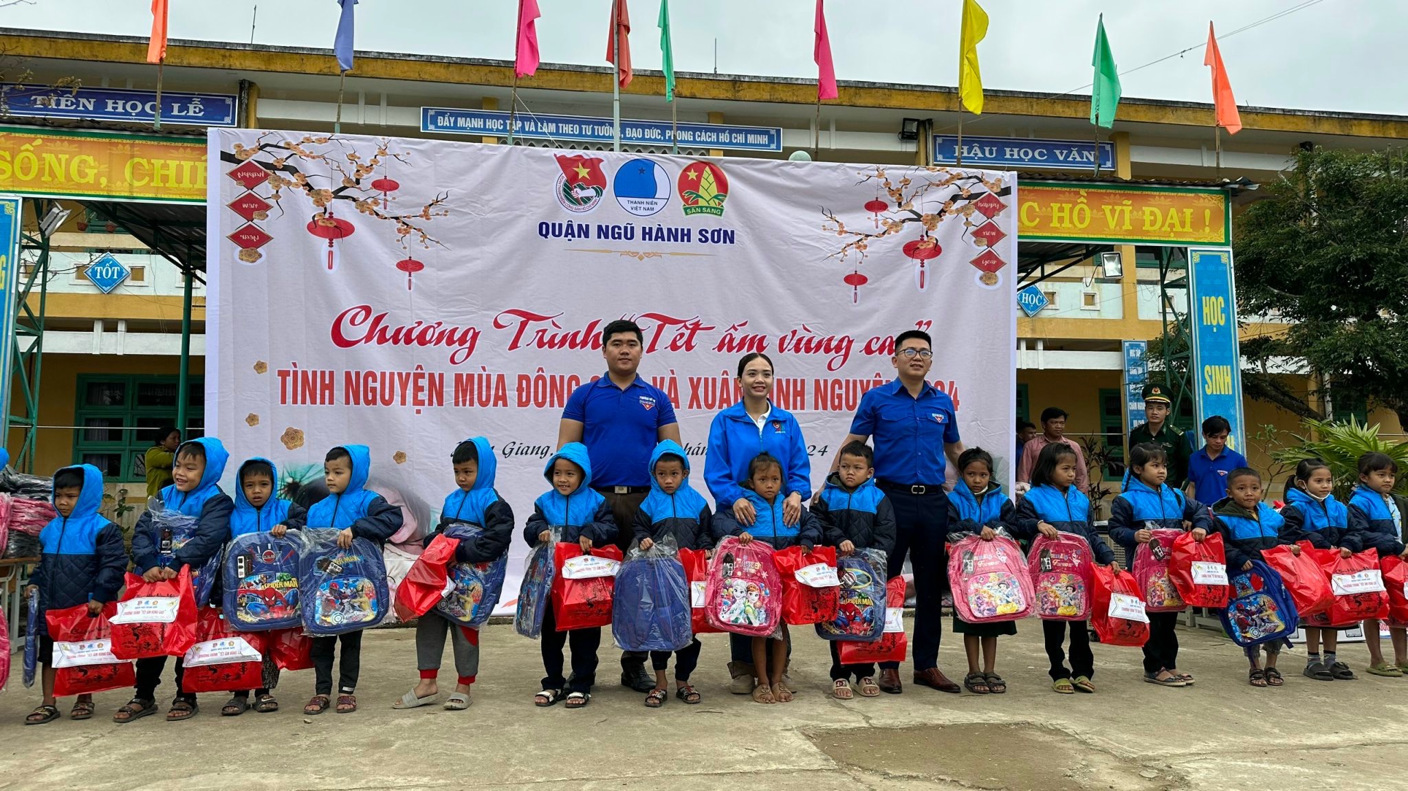 Hưởng ứng cuộc vận động vì đàn em thân yêu , Quận Đoàn Ngũ Hành Sơn đã tổ chức hành trình đến với trẻ em nghèo, trẻ em vùng cao và bà con xã La Dêê với mong muốn sự chung tay của toàn xã hội, người dân và các em nơi đây sẽ có một Tết ấm áp